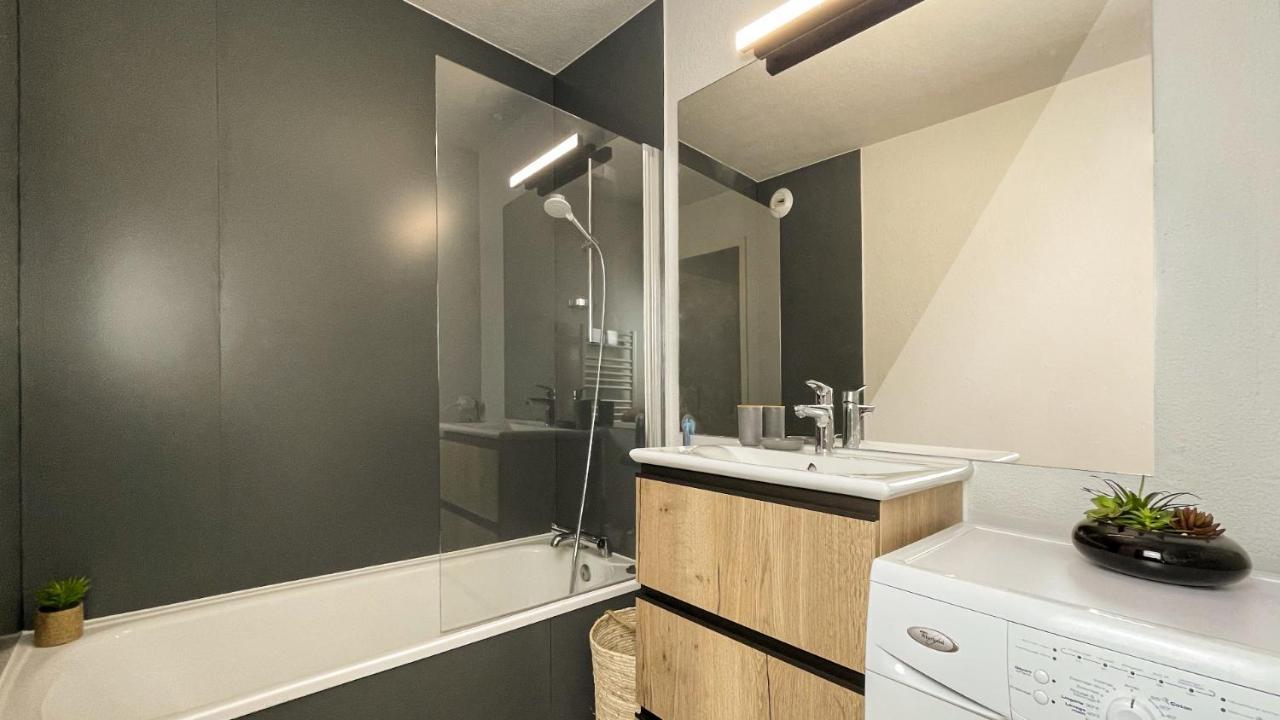 Homey Wood: Cozy Apartment Near Geneva with Private Parking and Balcony Annemasse Exterior photo